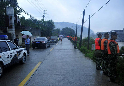 武警守在岸边