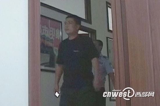 打人的未央交警中队长(陕西电视台《都市快报》视频截图)