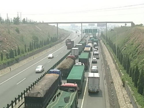 京张高速公路大堵车持续20天司机靠方便面充饥