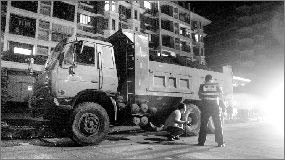 25日，警方正在现场处理事故。本报记者倪娜 摄