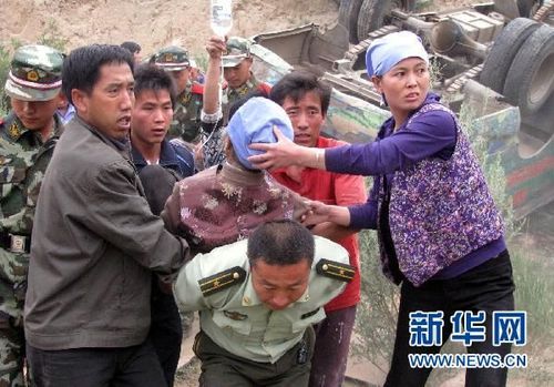 宁夏海原县一辆客车翻入深沟致42人伤亡(图)