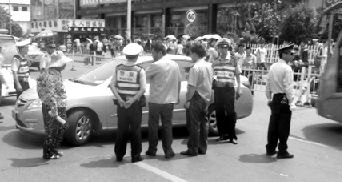 郑某车横宏基客运造堵。通讯员 张明 摄