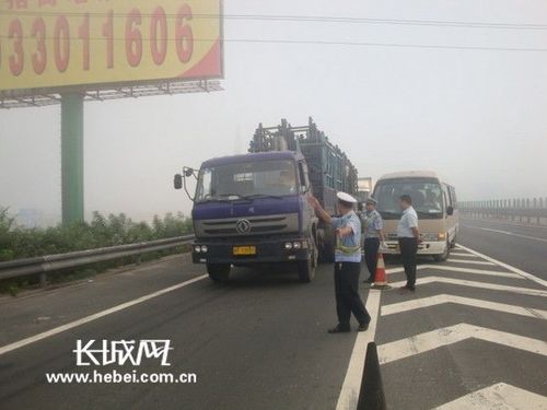 京珠高速发生30辆车连环相撞事故(组图)