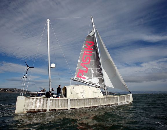 航行中的“普拉斯提基”号