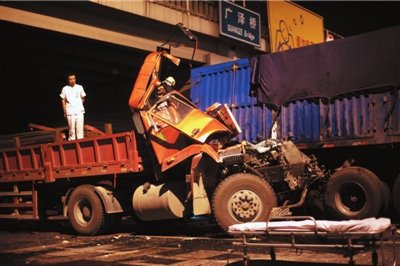 北京10车追尾 机警司机放倒座椅躲过一劫