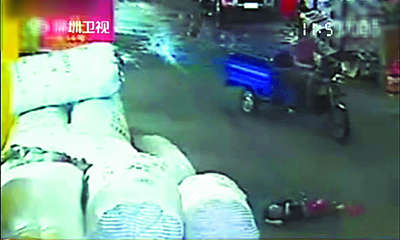 ▲视频中,第四个出现的是在小货车后的骑三轮车男子(视频截图)