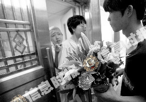 有热心市民从网上订购鲜花送到医院为小悦悦加油打气。信息时报记者 冯海泳 摄