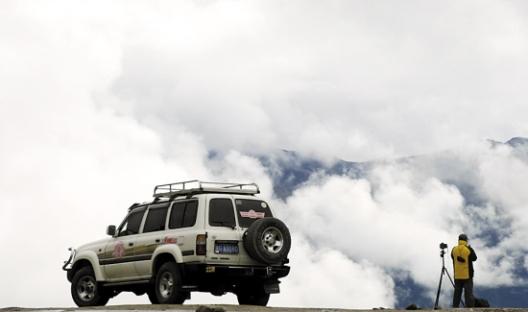 一名自驾游旅行者在川藏公路林芝境内拍摄风光