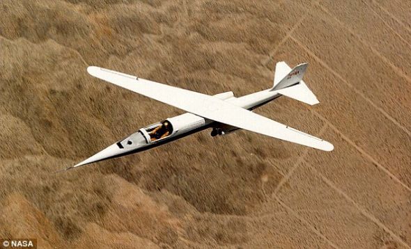 美国宇航局上世纪70年代研制的研究机AD-1，在设计上用于研究绕轴旋转的机翼。