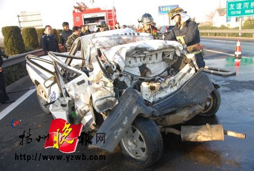 扬溧高速客车与警车追尾致5人当场死亡(组图)