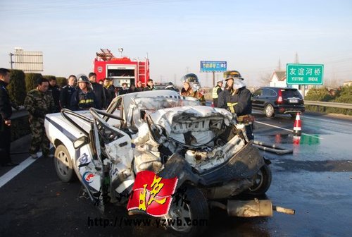 扬溧高速客车与警车追尾致5人当场死亡(组图)