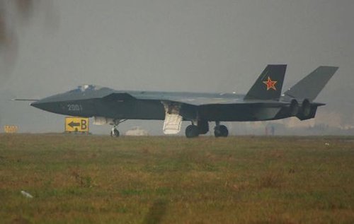 美媒：中国歼20两年内将首飞“并不值得惊慌”