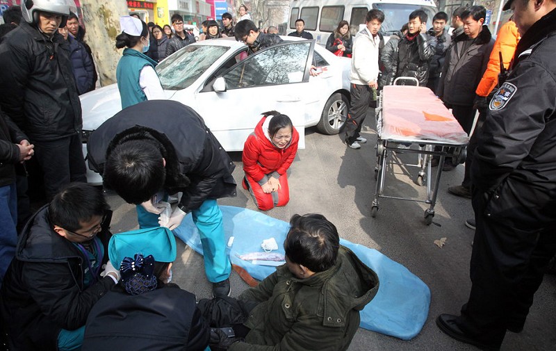 [郑州]女司机撞人后跪地求原谅 自称有身孕