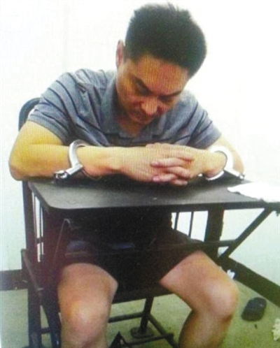 韩磊被控制时接受警方讯问。本组图片为视频截图src="/uploadfile/2011/201382414756734.jpg"