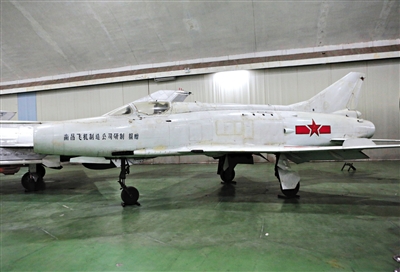 歼-12是迄今世界上最轻的超音速歼击机。
