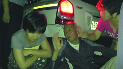 早报讯 60多岁的老大爷推着电动车在小区路边跟邻居聊天，一辆红色的海马轿车在他身后停下了。车上女司机想让老人让路，双方交流时，女司机一再口出恶言，惹得周围居民气愤不已。“她怎么能这么跟老人说话，她一定要下车跟老人道歉。”前天晚上9时40分左右，海马轿车被海岸锦城小区的居民们堵在路上，女司机拨打110报警求助。民警劝解了两个多小时，女司机最终向老人道歉，老人表示谅解后，气愤的居民们才散开。