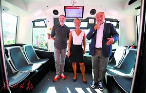 无人驾驶公交车的首批乘客包括国际货币基金组织总裁拉加德(中)